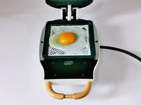 我们首先煎鸡蛋，烤盘刷油，再磕入鸡蛋，盖上盖子2分钟左右，取出，依次做好。