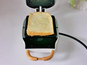 烤盘刷油，放上一片吐司。