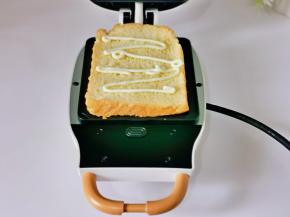 再挤上沙拉酱。