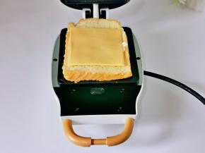 放上一片芝士片。