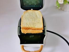 最后叠加上一片吐司。