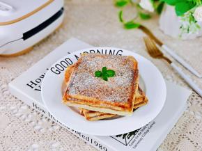 装盘，撒上糖粉，装饰薄荷叶。