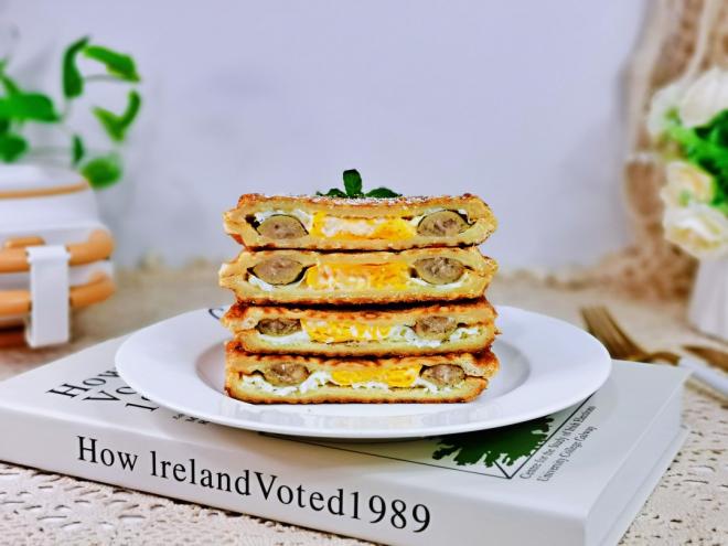 烤肠鸡蛋三明治