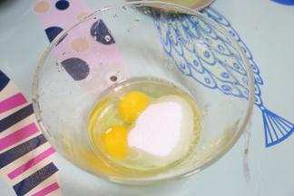 鸡蛋打入碗中，加入糖，搅拌均匀。