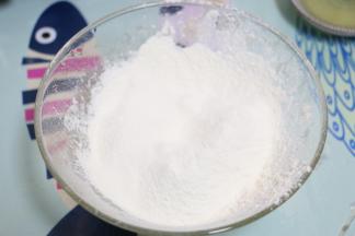 筛入低筋面粉，泡打粉，搅拌均匀。