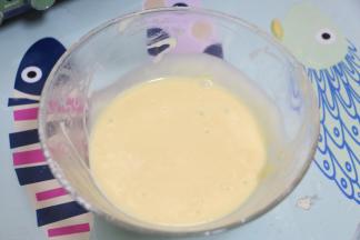 加入牛奶，玉米油，搅拌成浓稠的面糊。