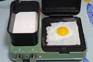 用摩飞轻食机先煎一个鸡蛋，顺便热一杯牛奶。