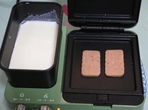 煎两片火腿。