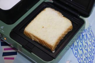 先放一片吐司片。