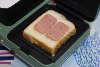 放上煎好的火腿。