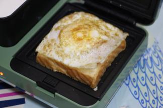 再放上煎好的鸡蛋。