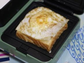 再放上煎好的鸡蛋。