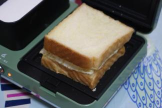 上面再覆盖一片吐司片。