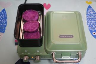 紫薯去皮切薄片，放入摩飞轻食机中蒸熟。