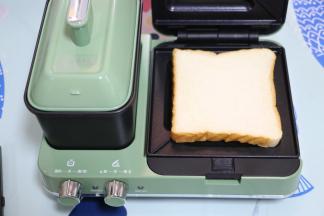 轻食机中先放一片吐司片。