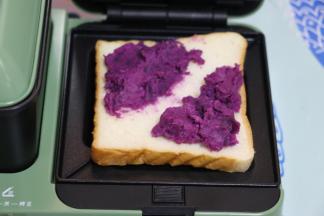 放上紫薯泥。