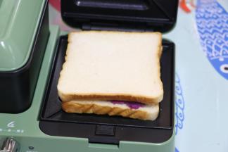 再覆盖一片吐司片。