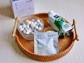 准备食材，小圆子我是提前团好的，糯米加水揉成面团，再搓小圆子，另外深色的是血糯米粉。