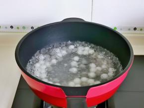 锅中加水烧开，下小圆子，中火煮，沸腾后淋上一勺冷水，反复两次。