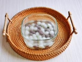 捞出反复冲冷水，再浸泡在冰水里，可以提前冰一碗冰水哈，这样小圆子的口号特别Q弹。