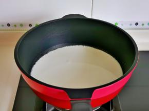 开始做奶茶，将牛奶倒入锅中，中火烧开。