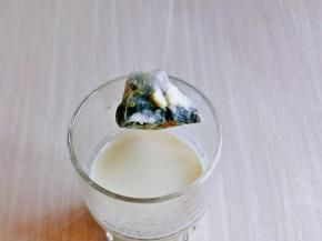 之后将茶包取出，奶茶倒入杯中。