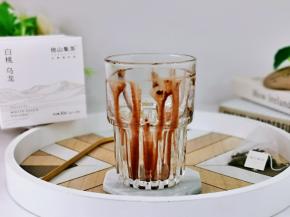 做了一杯脏脏奶茶，巧克力酱淋在杯子周边，再倒入奶茶。