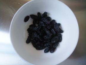 在打面的过程中，将葡萄干洗干净，晾干水。