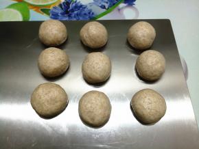 将面团平均分成9份，稍微搓圆。