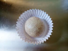 将面团包好，稍微搓圆，收口朝下，放入纸托中。不要过度搓圆，不然葡萄干会跑出来。