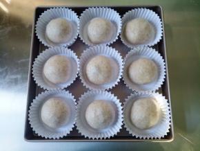 将全部小面团包好葡萄干，放入烤盘中。