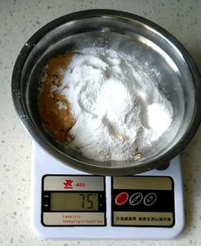 将糖粉倒入花生酱中