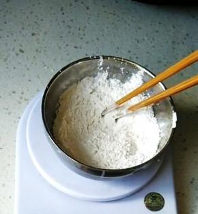 将低筋粉和糯米粉混合，搅拌均匀