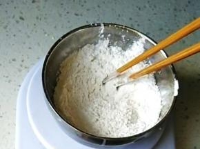 将低筋粉和糯米粉混合，搅拌均匀