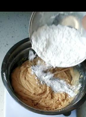 将粉类倒入花生酱中