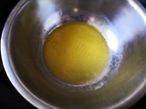 将黄油隔水融化