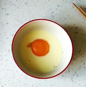 淡奶油中加入一个蛋黄、糖粉和盐