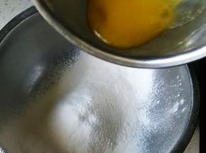 倒入黄油