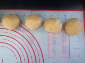 将外皮和内馅各自平均分成4份，滚圆