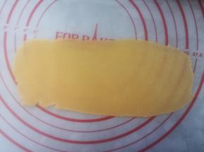 将外皮搓长擀开