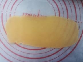 将外皮搓长擀开