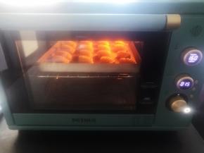 放入预热好的烤箱中层上下火160度15分钟