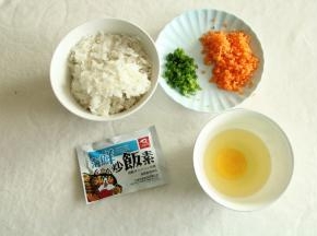 准备材料，葱也成葱花，胡萝卜切碎，一定要尽量碎，这样炒起来熟的快！