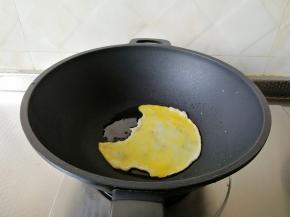倒入打散的鸡蛋液，迅速炒散。