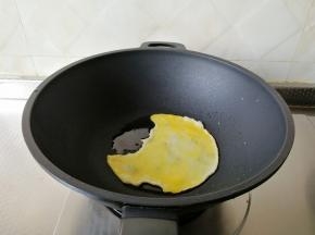倒入打散的鸡蛋液，迅速炒散。