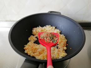 重点来了，调味是靠炒饭素。加入一小包，迅速翻炒均匀。