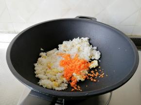 然后倒入胡萝卜碎一起翻炒1-2分钟。