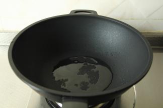 干净无水不粘锅，倒入玉米油，开大火将油烧热。