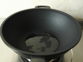 干净无水不粘锅，倒入玉米油，开大火将油烧热。