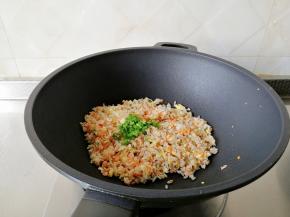 有力气的话可以配合颠锅，这样各种材料混合的更均匀一些。锅里所有材料都炒熟，全程中大火，所以速度一定要快一些！不然容易糊锅！撒一把葱花，个人觉得加葱花更香哦！